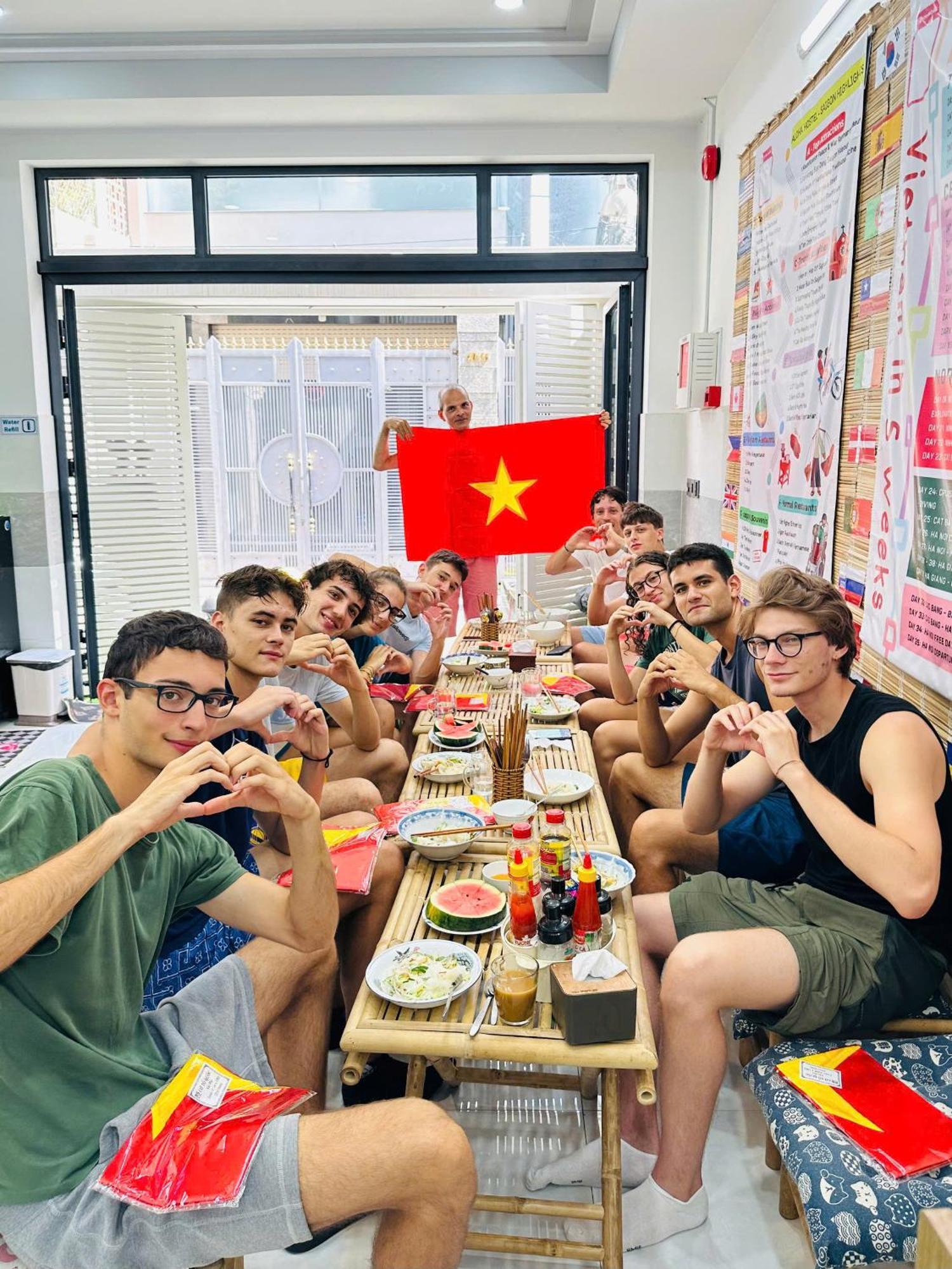 Aloha Saigon Premium Hostel By Local Travel Experts - Newly Opened, Less-Touristy Location, Spacious Rooms, Glass Shower Bathroom, Free Breakfast & Walking Tour Хошимин Экстерьер фото